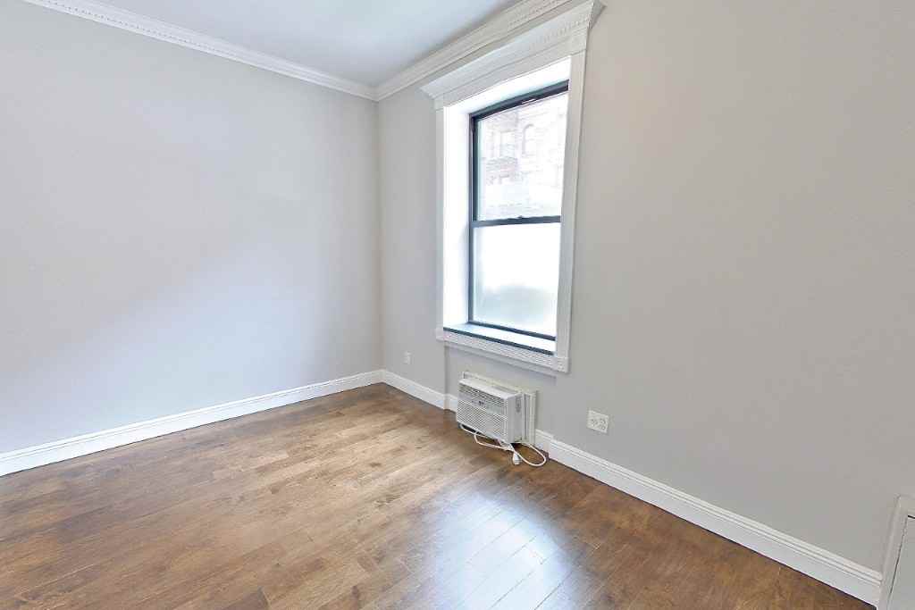 E 25th St #1A - Photo 4 of 6