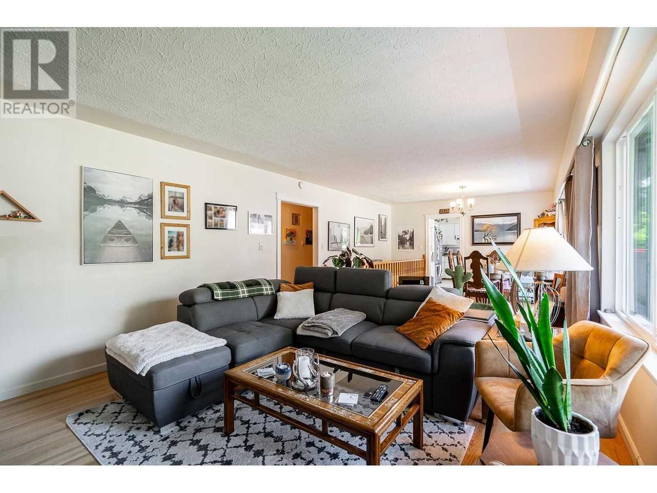 1025 Clements Avenue - Photo 3 of 7