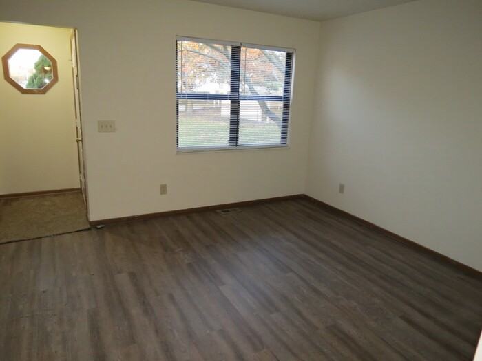 2273 Hughey Dr - Photo 3 of 16