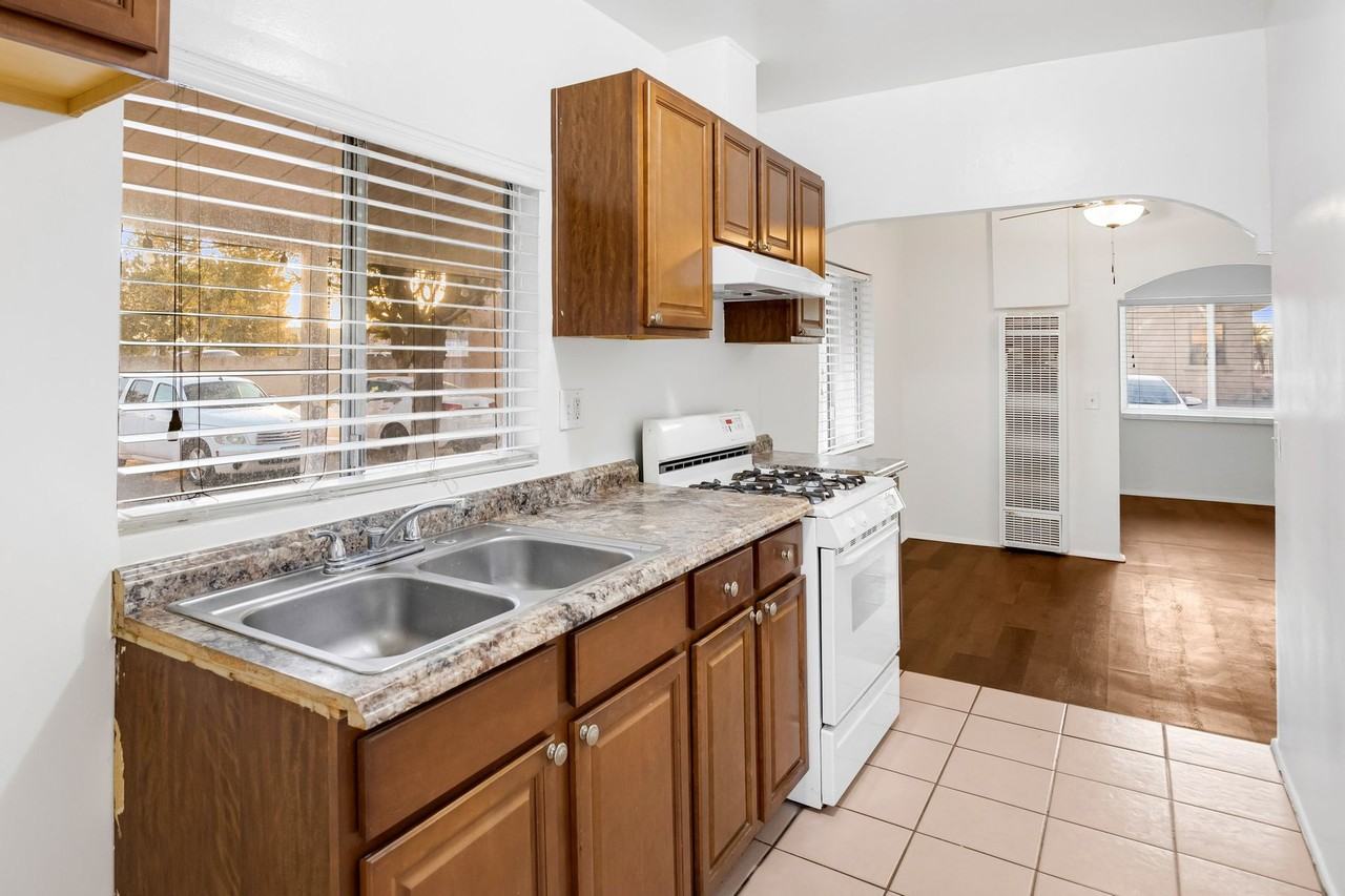 9107 Sierra Ave - Photo 3 of 24