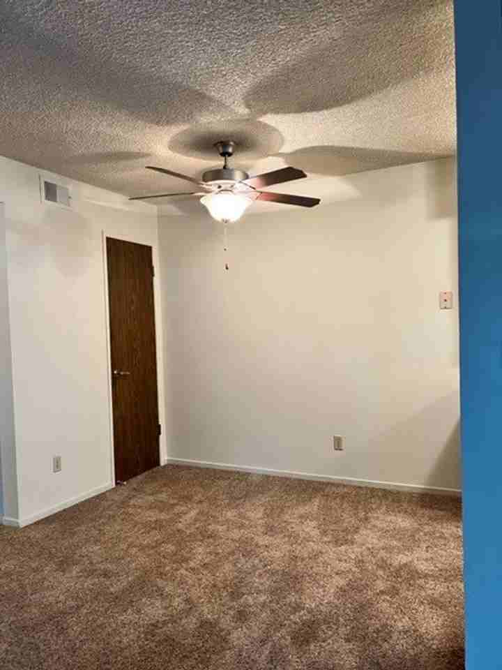 CEDAR COMMONS APTS - Photo 4 of 34