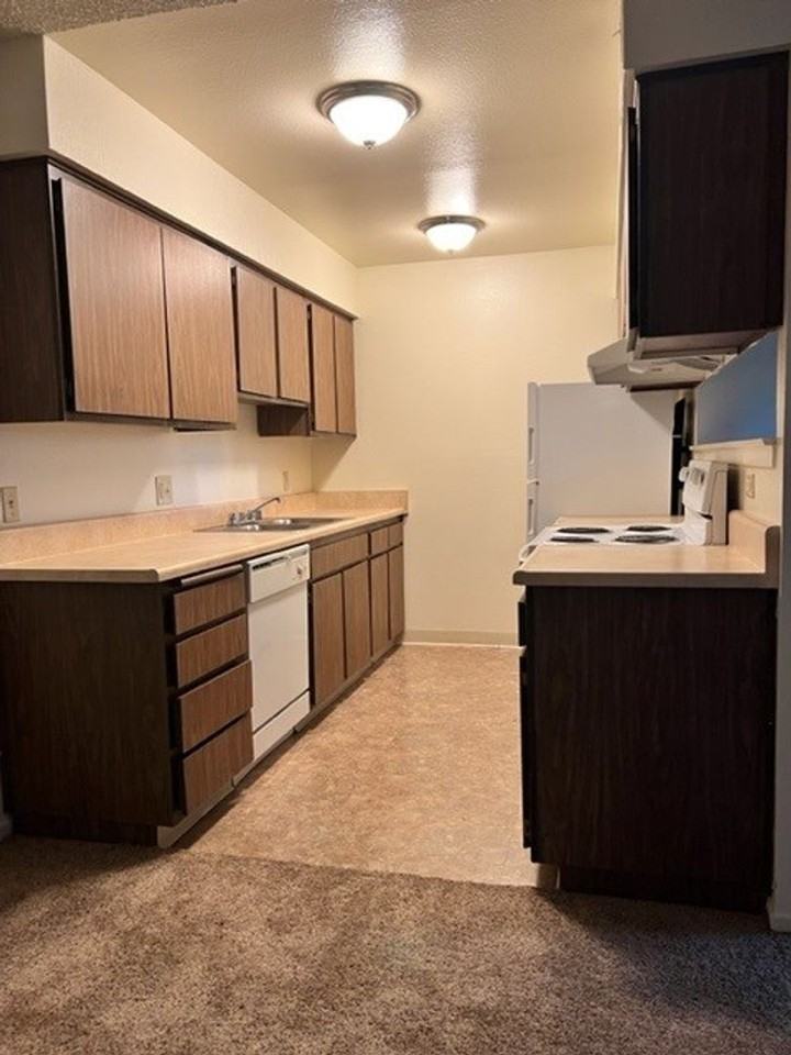 CEDAR COMMONS APTS - Photo 6 of 34