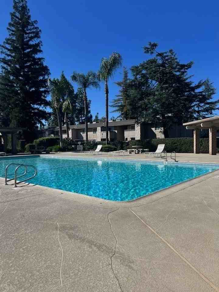 CEDAR COMMONS APTS - Photo 7 of 34