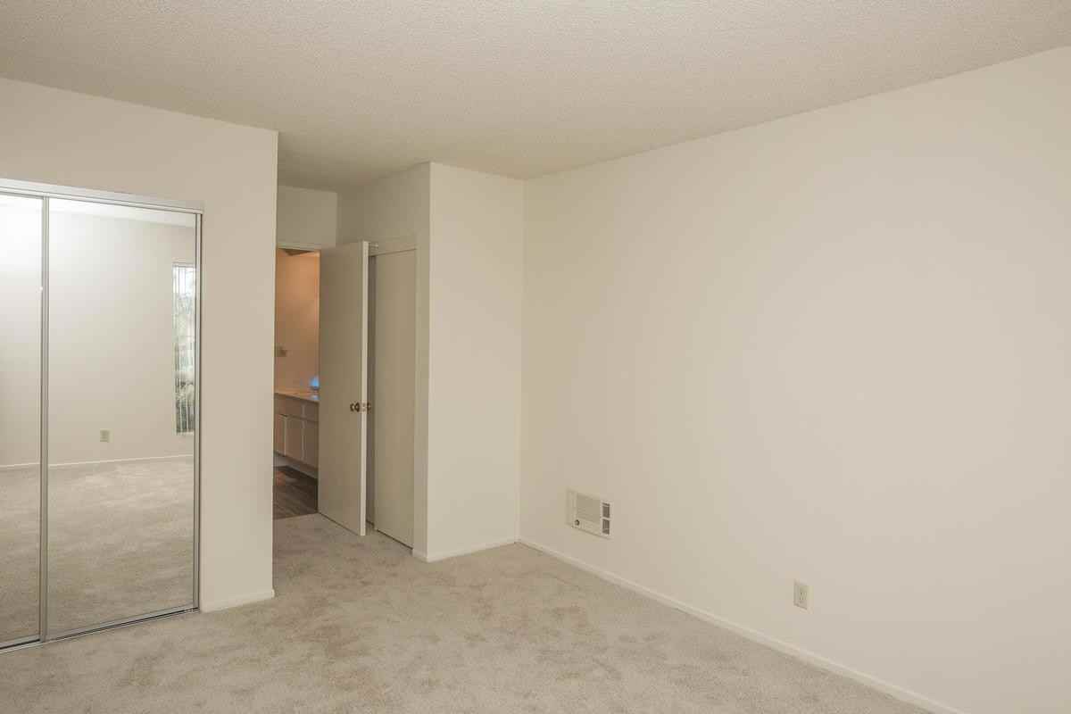 3553 Emerald Street - Photo 5 of 12