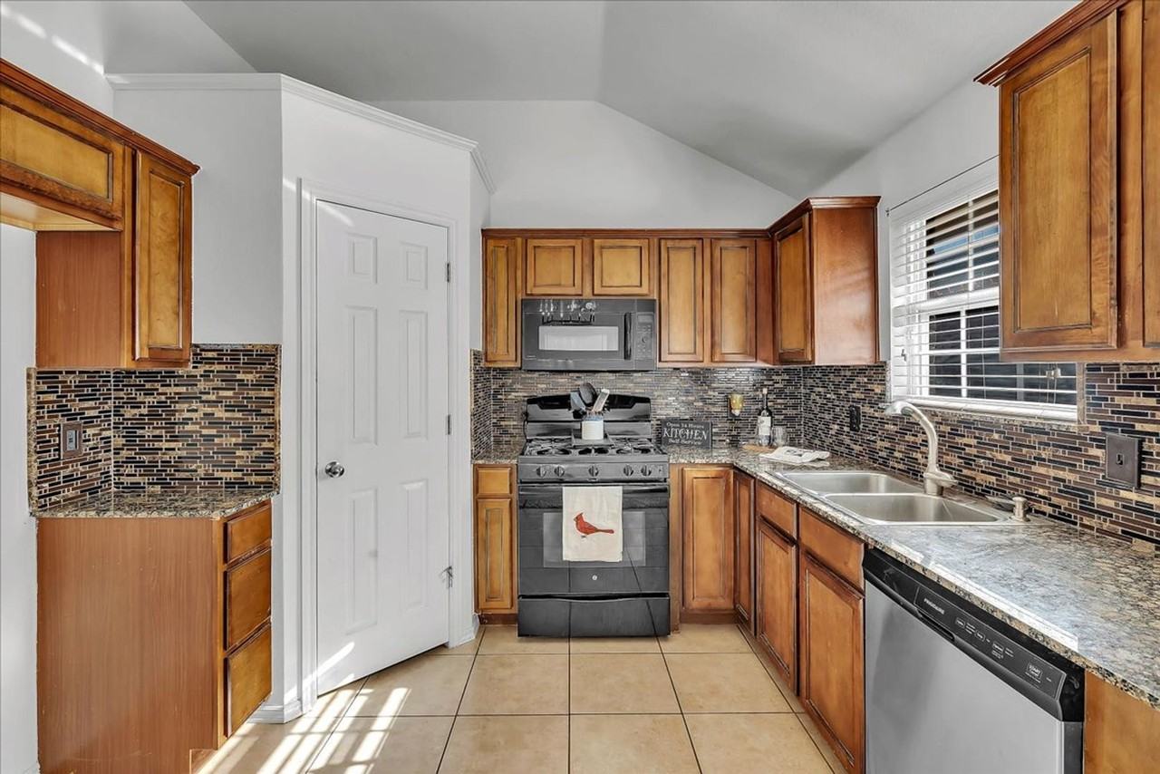 1008 Denmark St - Photo 3 of 26