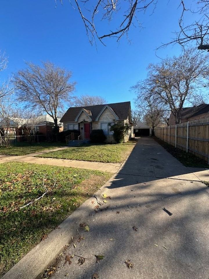 881 Ross Ave - Photo 4 of 16
