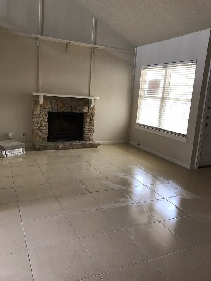 1733 Timberwood Dr - Photo 4 of 9