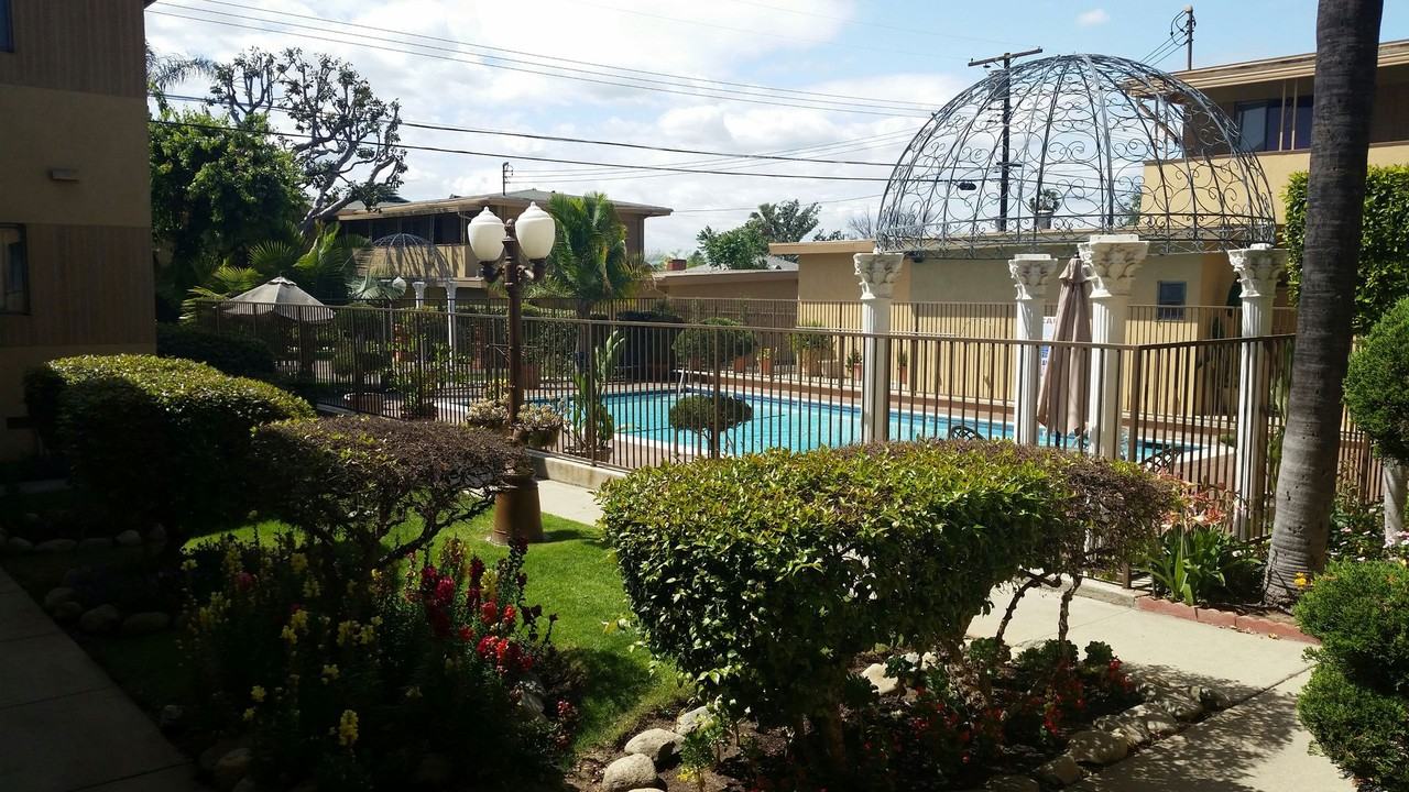 Courtyard Apartments - Photo 5 of 26