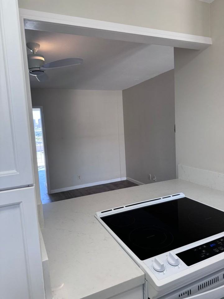 1215 Alexander St #606 - Photo 4 of 18