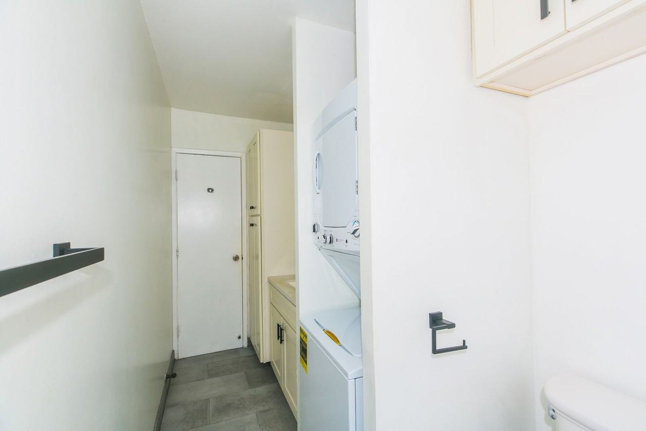 1215 Alexander St #606 - Photo 7 of 18