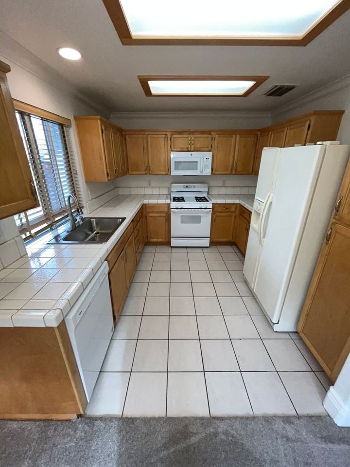 9560 Diamond Point Ln - Photo 4 of 18