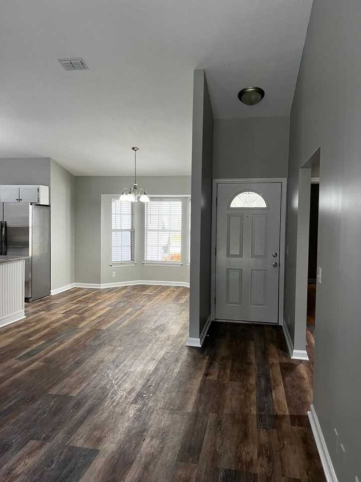 141 Lakeside Dr - Photo 4 of 27