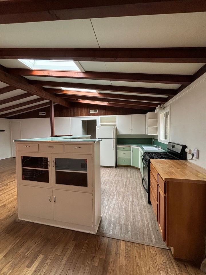 647 Beach St - Photo 3 of 11