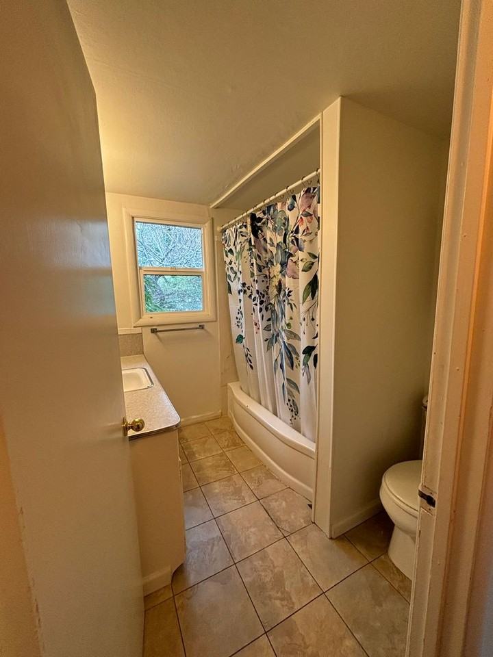 647 Beach St - Photo 4 of 11