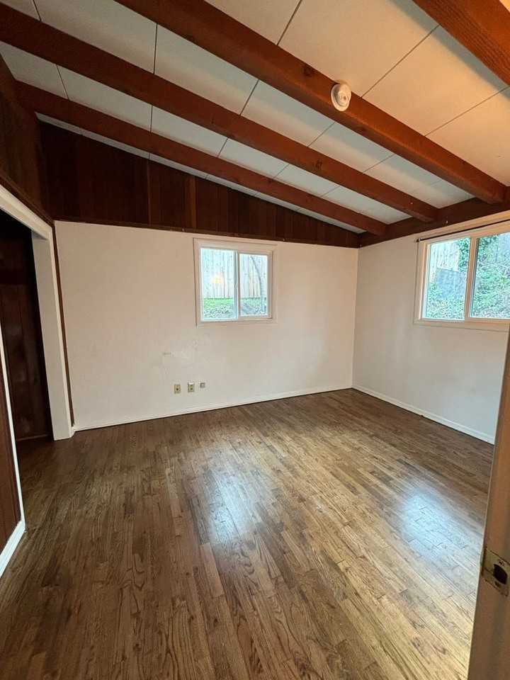 647 Beach St - Photo 5 of 11