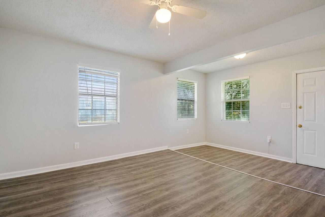 715 Central Rd - Photo 2 of 8