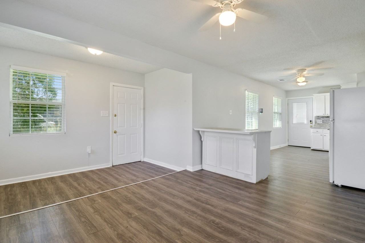 715 Central Rd - Photo 3 of 8