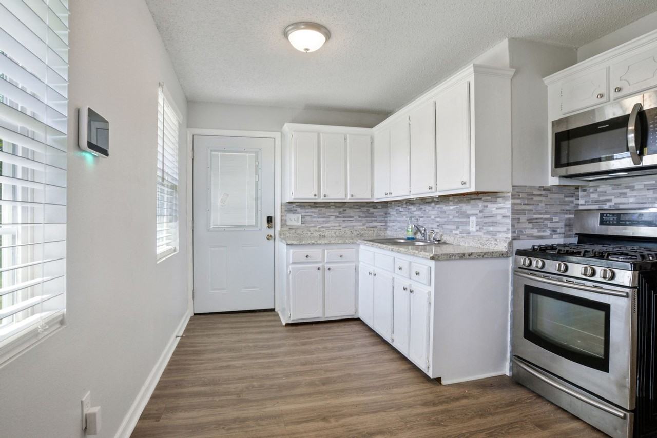 715 Central Rd - Photo 4 of 8