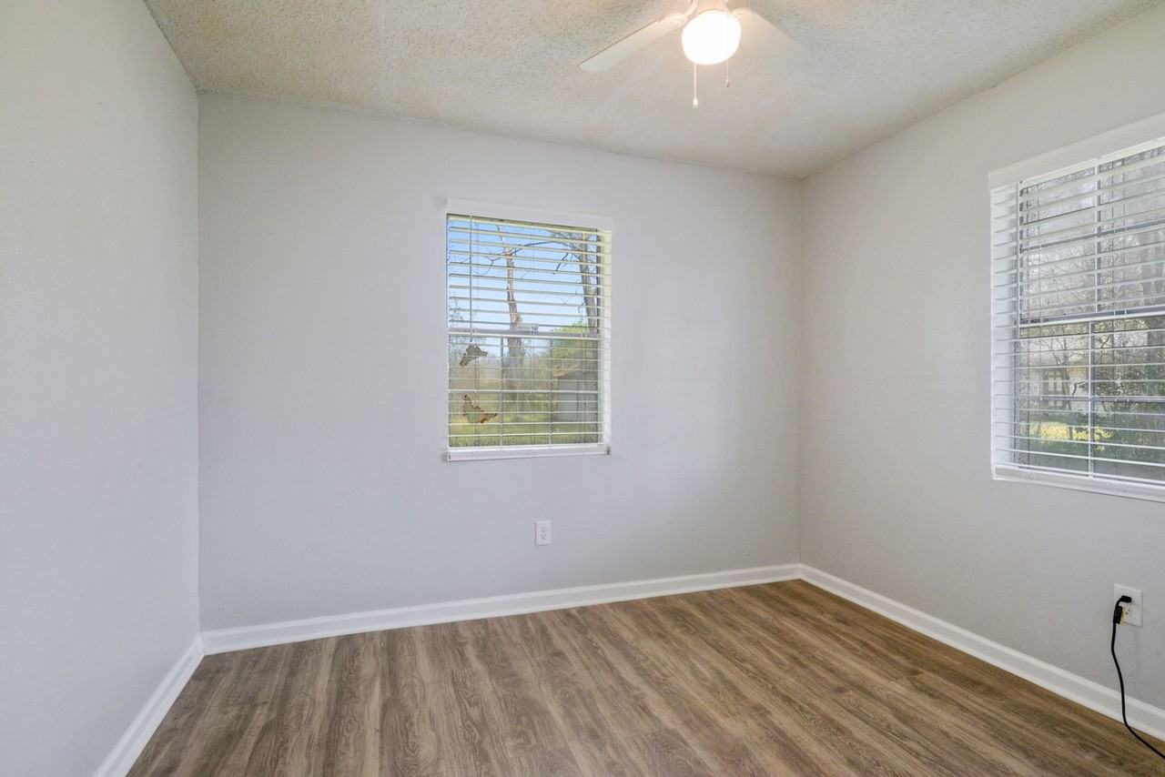 715 Central Rd - Photo 5 of 8