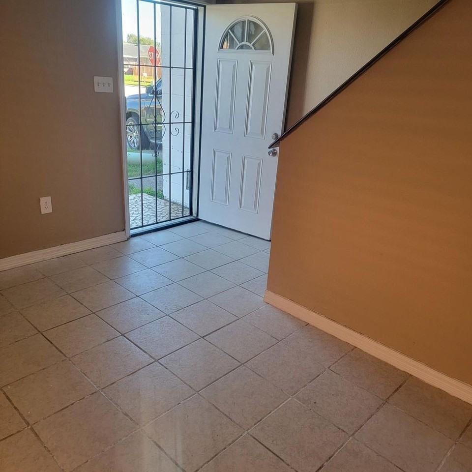 7802 Sail St - Photo 2 of 9