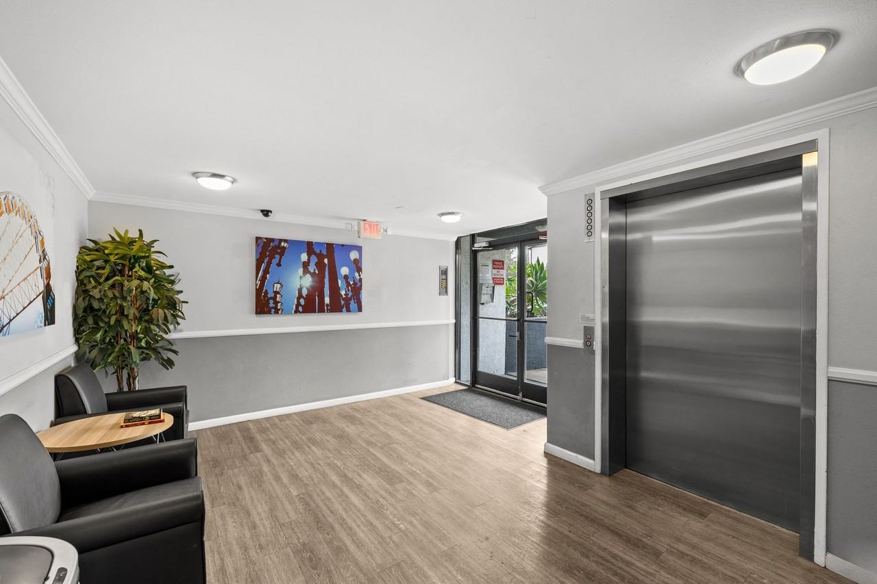 4432 Coldwater Canyon - Photo 3 of 7