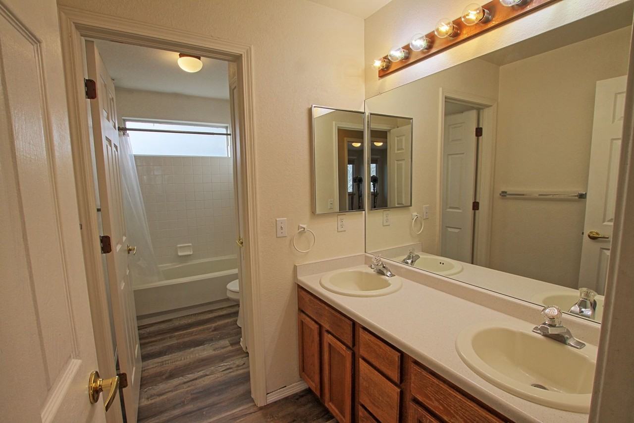 1319 Iris Cir - Photo 7 of 29