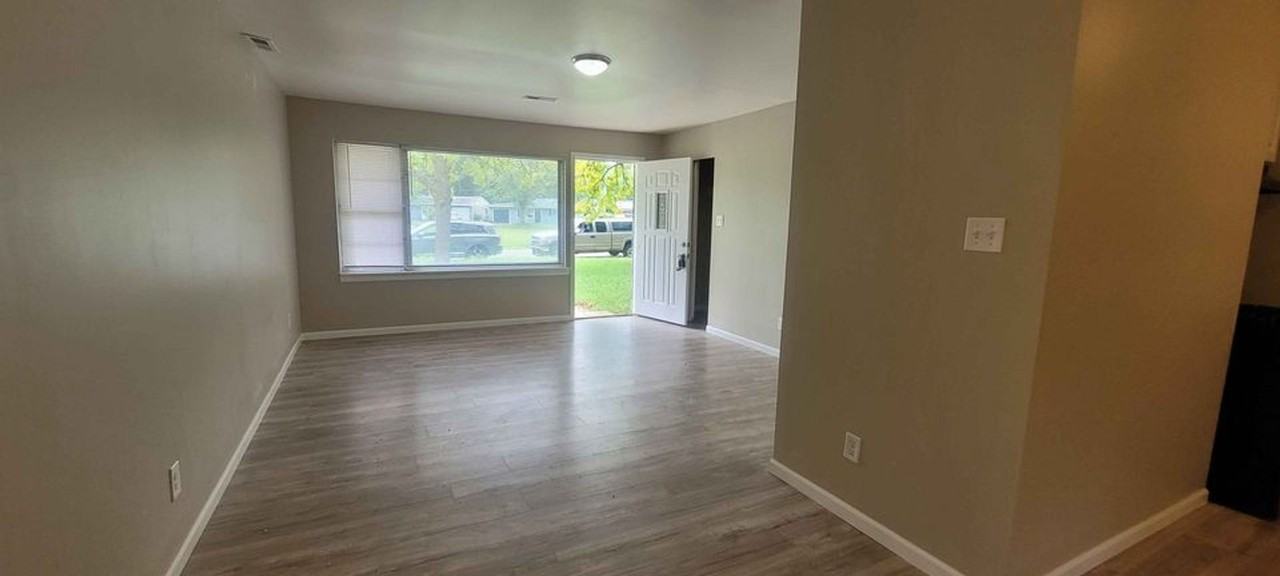 1060 E 47th Pl - Photo 4 of 7