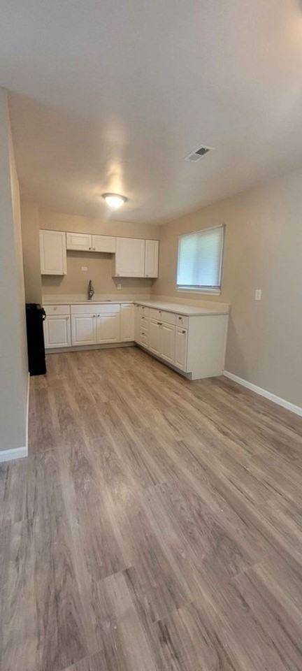 1060 E 47th Pl - Photo 5 of 7