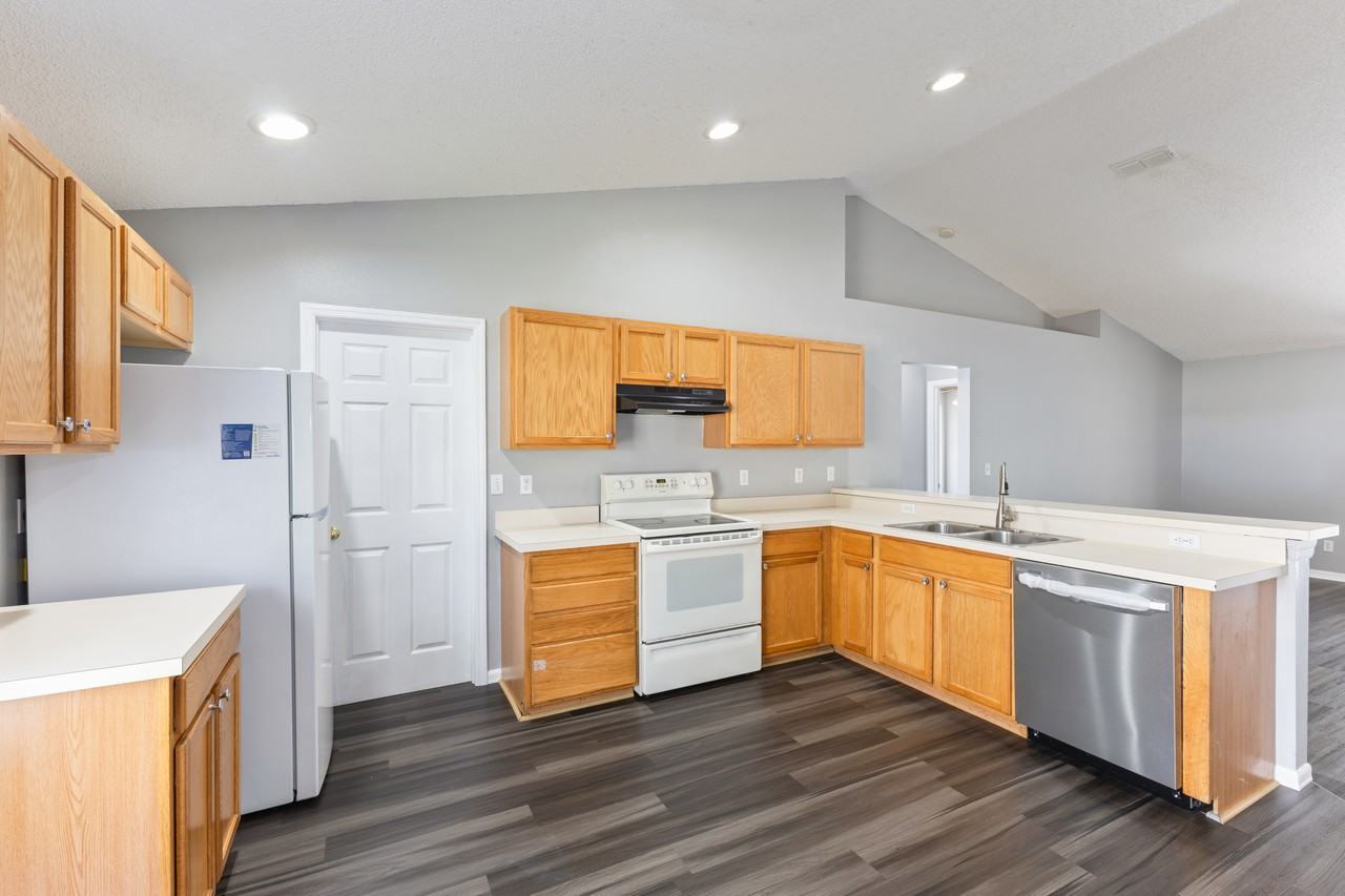 1102 Heather Glen Dr - Photo 3 of 16