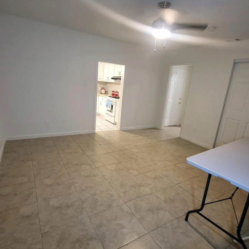 639, Missouri Ave #B - Photo 3 of 8