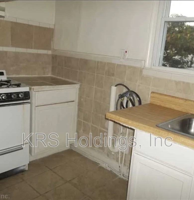862 Rugby St - Photo 5 of 11