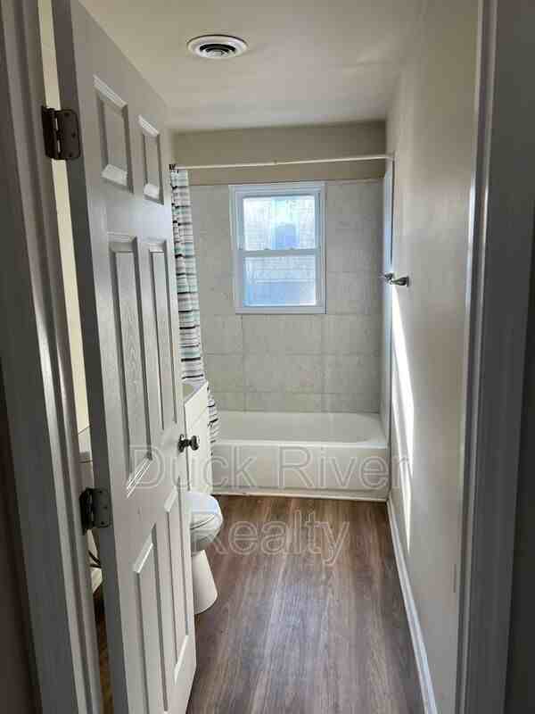 610 1/2 E 8th St - Photo 2 of 7