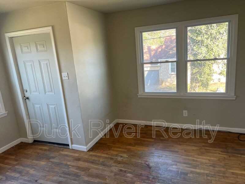 610 1/2 E 8th St - Photo 3 of 7