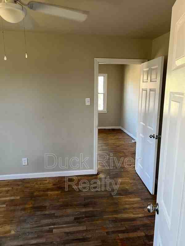 610 1/2 E 8th St - Photo 4 of 7