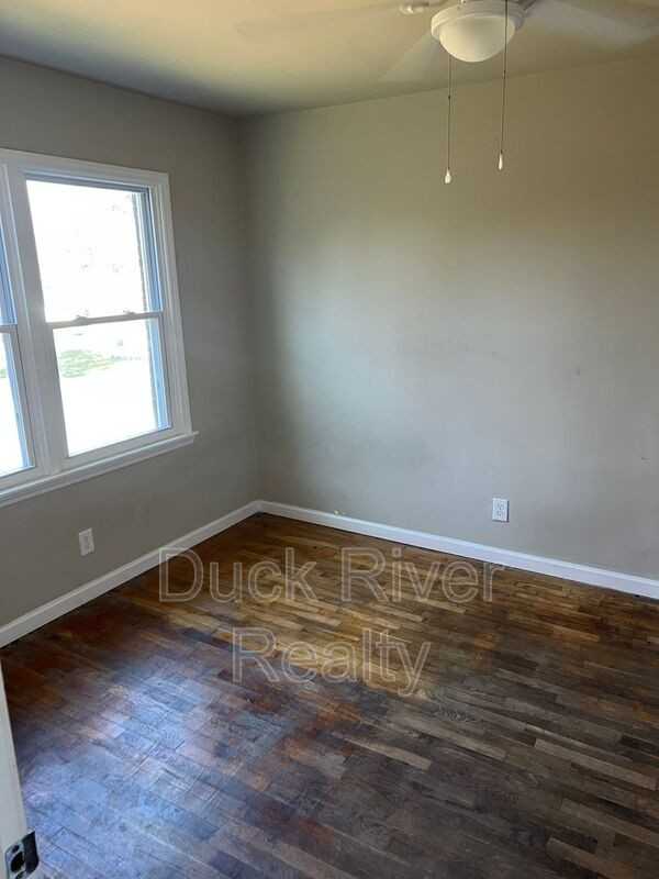 610 1/2 E 8th St - Photo 5 of 7