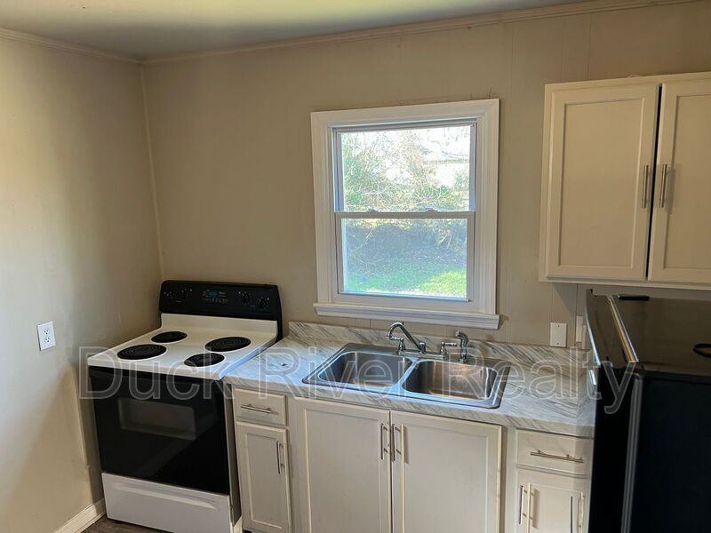 610 1/2 E 8th St - Photo 6 of 7