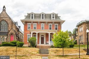 featured image of 135 W Linn St