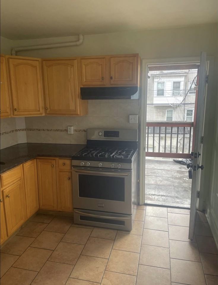 1106 W Tilghman St #1stFL - Photo 4 of 6