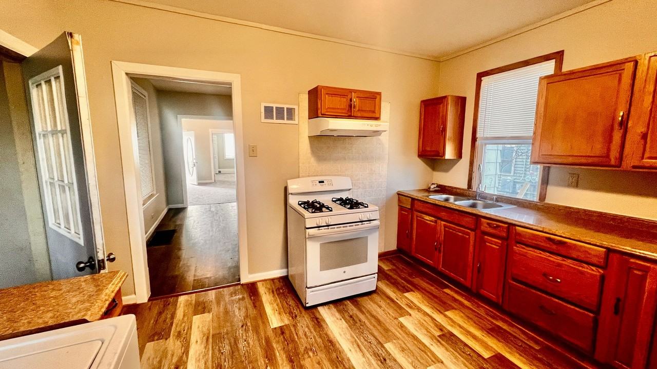 1435 Villa St - Photo 4 of 37