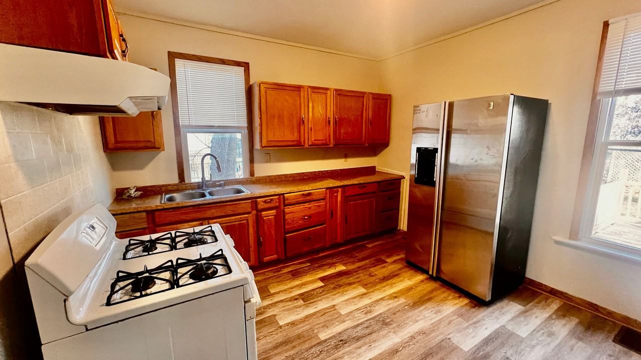 1435 Villa St - Photo 5 of 37