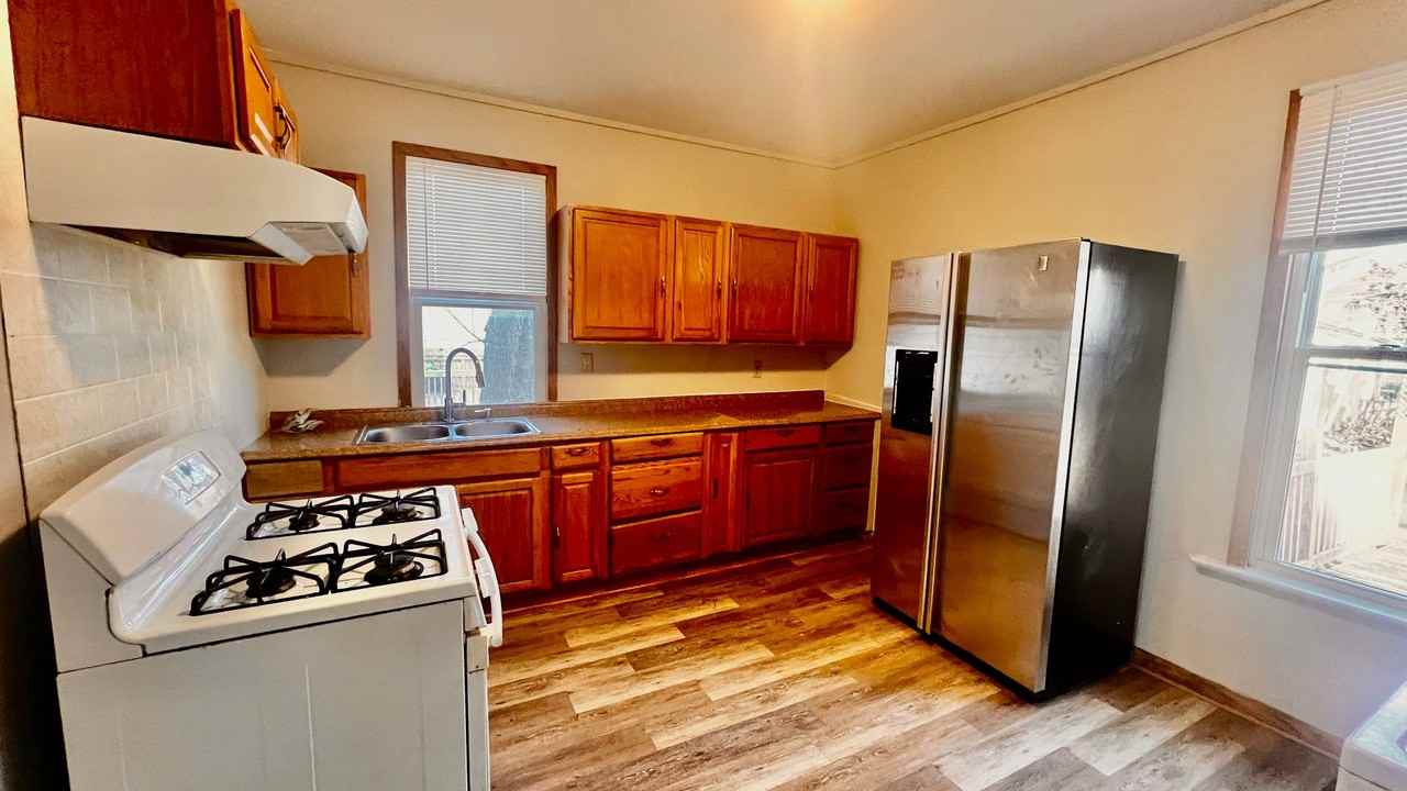 1435 Villa St - Photo 6 of 37