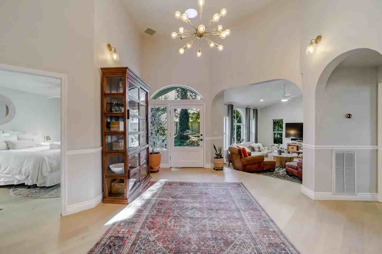 554 Aurora Pl - Photo 2 of 17