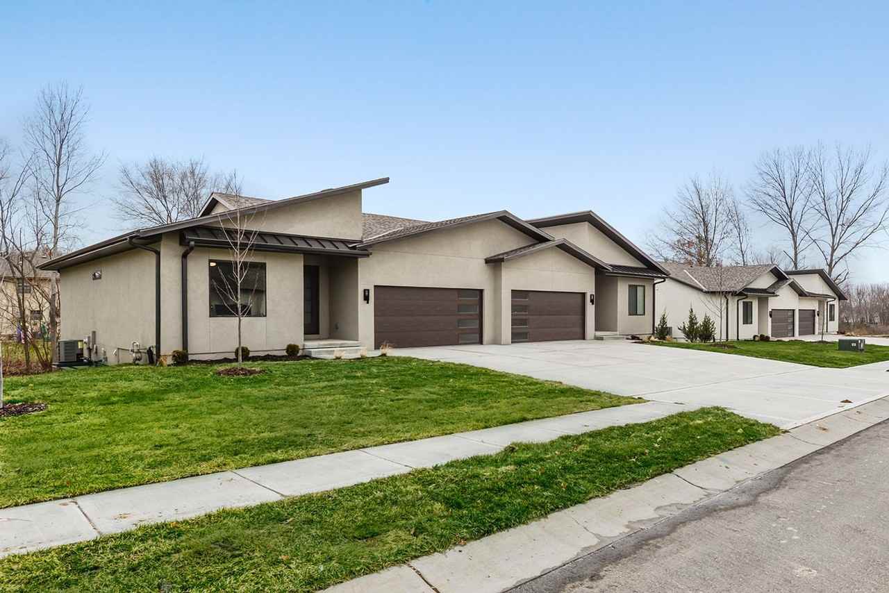 102 E Maplewood Ln - Photo 2 of 25