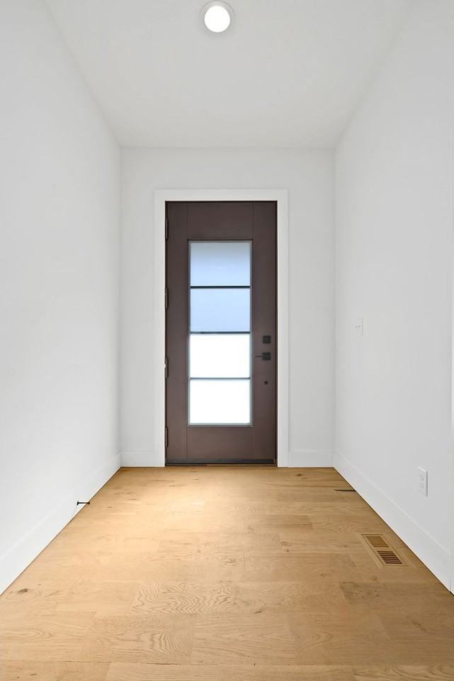 102 E Maplewood Ln - Photo 3 of 25