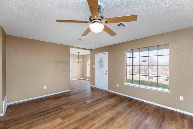 4804 Nw Hoover Ave - Photo 3 of 24