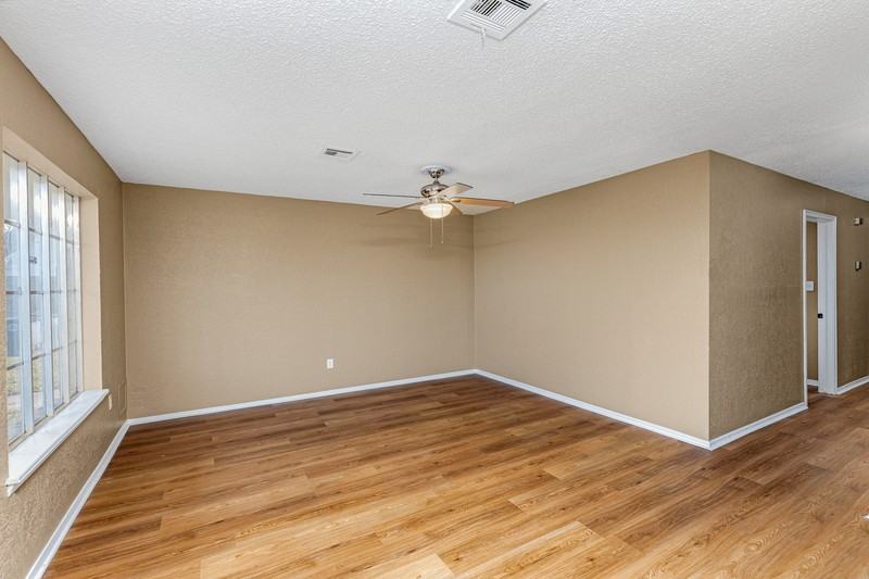 4804 Nw Hoover Ave - Photo 4 of 24