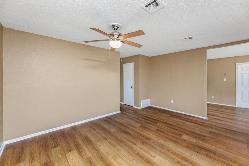 4804 Nw Hoover Ave - Photo 5 of 24