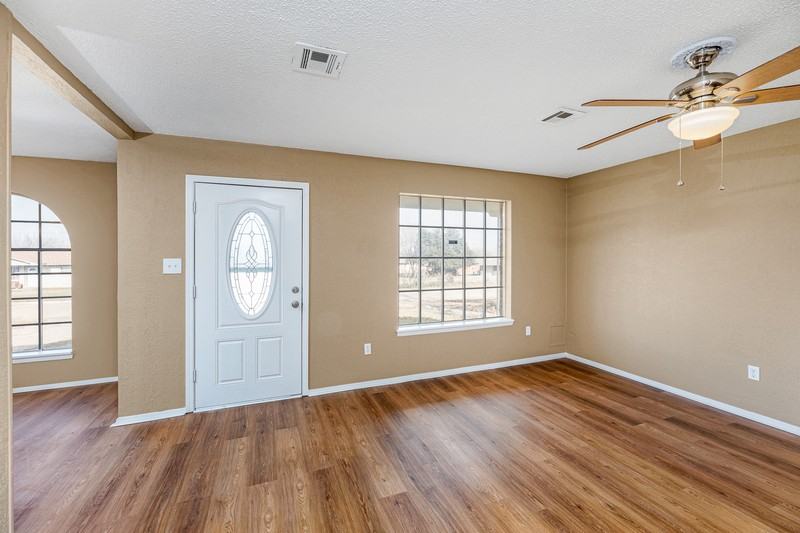 4804 Nw Hoover Ave - Photo 6 of 24