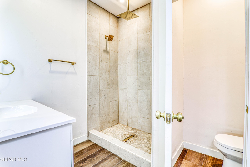 1040 Hess Ter - Photo 2 of 3