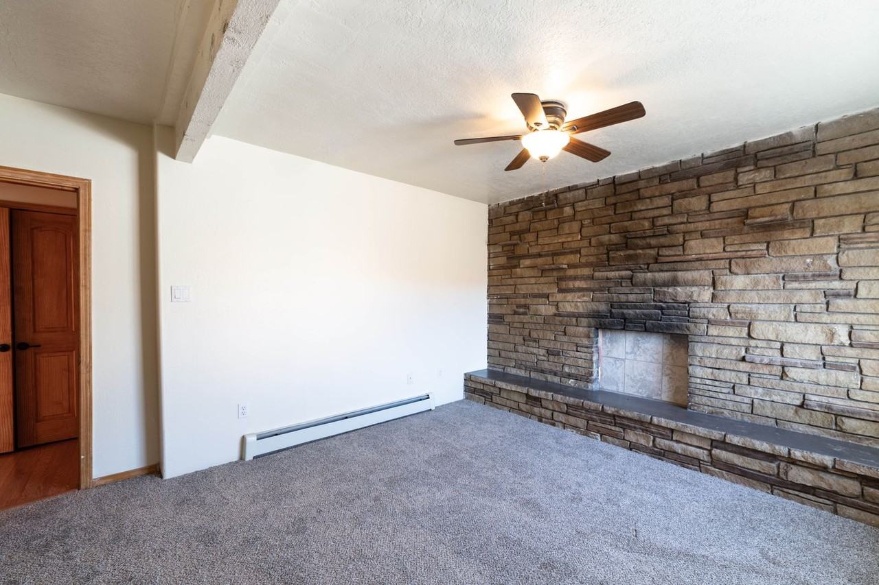 136 Fiesta St - Photo 4 of 24